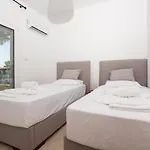 Elegant - Private Pool, Heated Jacuzzi & Sea Breeze In Chanioti, Chalkidiki Villa